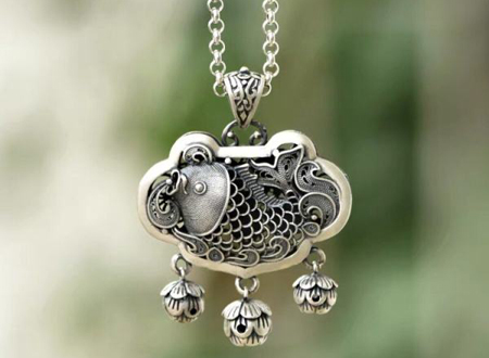 小孩长命锁一般是谁送